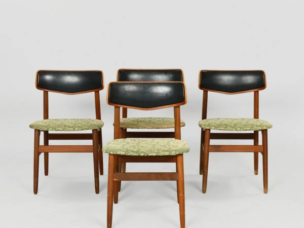 DANSK MØBELDESIGN: Sæt på fire spisebordsstole af teaktræ, ryglæn betrukket med sort kunstlæder og sæder i mønstret tekstil, Danmark, 1950’erne, (4).