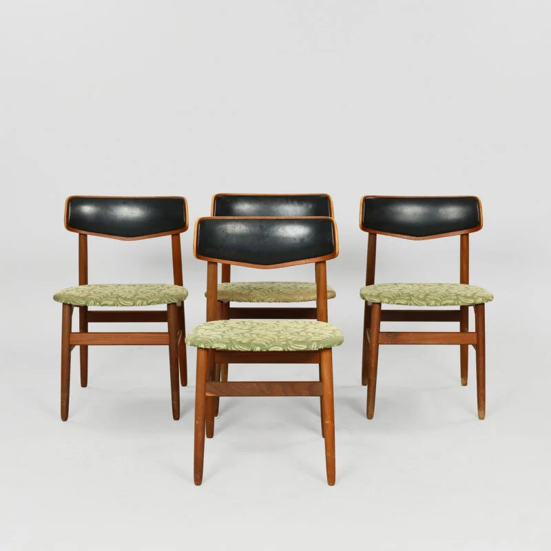 DANSK MØBELDESIGN: Sæt på fire spisebordsstole af teaktræ, ryglæn betrukket med sort kunstlæder og sæder i mønstret tekstil, Danmark, 1950’erne, (4).