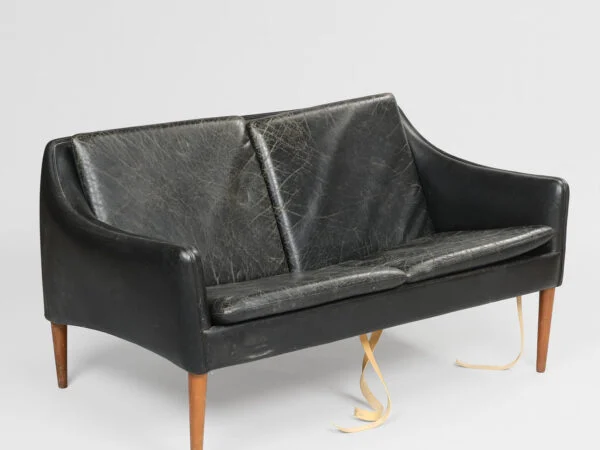 HANS OLSEN model 800/2. To-personers sofa betrukket i sort læder med ben af massivt teaktræ, C/S Møbler