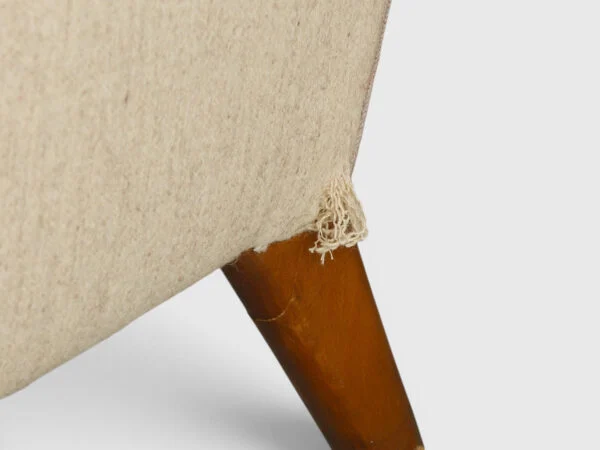 Sofagruppe. Tre-pers. sofa samt lænestol, 1950-60’erne. (2).