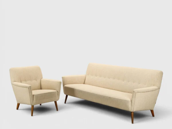 Sofagruppe. Tre-pers. sofa samt lænestol, 1950-60’erne. (2).