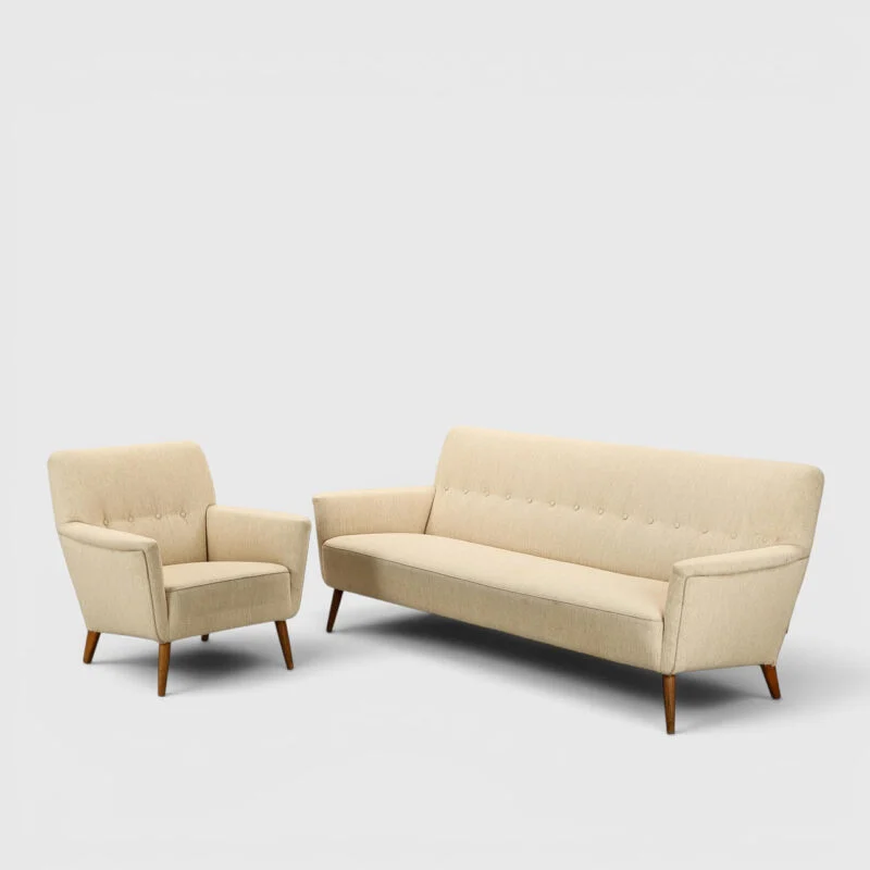 Sofagruppe. Tre-pers. sofa samt lænestol, 1950-60’erne. (2).