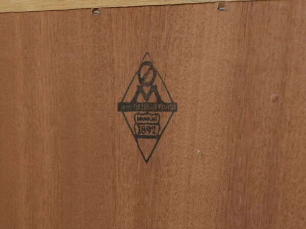 Ørum Møbelfabrik Reol med overdel af eg, front med overdel med hylder, herunder skænk med jalousilåger bag hvilke hylder og udtræksbakker. Udført og mærket hos Ørum Møbelfabrik. Danmark, 1960-70’erne (2). — billede 8
