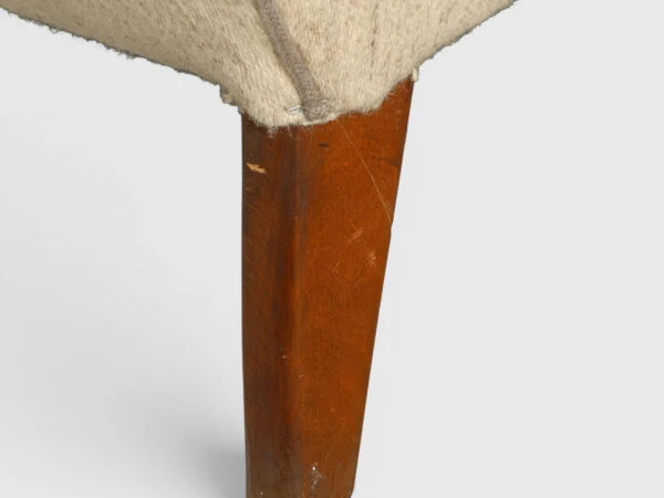 Sofagruppe. Tre-pers. sofa samt lænestol, 1950-60’erne. (2).