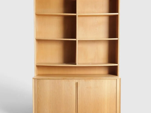 Ørum Møbelfabrik Reol med overdel af eg, front med overdel med hylder, herunder skænk med jalousilåger bag hvilke hylder og udtræksbakker. Udført og mærket hos Ørum Møbelfabrik. Danmark, 1960-70’erne (2). — billede 2
