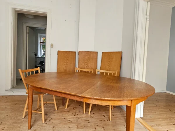 Kjærnulf Rundt spisebord i egetræ med fire tillægsplader, Henry Kjærnulf — billede 9