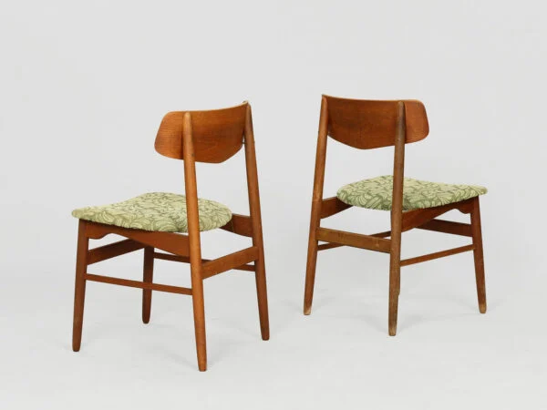 DANSK MØBELDESIGN: Sæt på fire spisebordsstole af teaktræ, ryglæn betrukket med sort kunstlæder og sæder i mønstret tekstil, Danmark, 1950’erne, (4). — billede 3