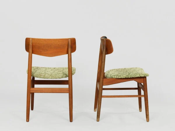 DANSK MØBELDESIGN: Sæt på fire spisebordsstole af teaktræ, ryglæn betrukket med sort kunstlæder og sæder i mønstret tekstil, Danmark, 1950’erne, (4). — billede 4