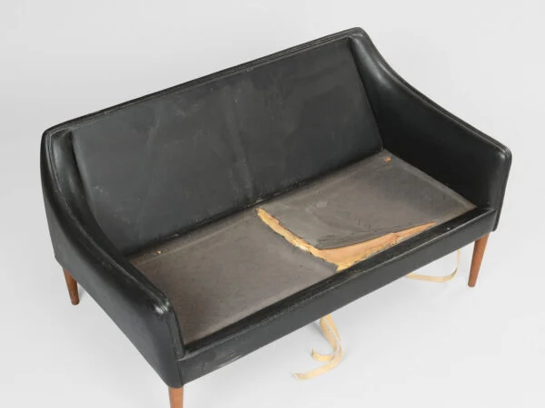 HANS OLSEN model 800/2. To-personers sofa betrukket i sort læder med ben af massivt teaktræ, C/S Møbler