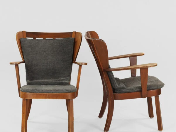 SØREN HANSEN: Et par ‘Canada’ lænestole af mørkbejdset bøgetræ med løse hynder i mørkegråt tekstil, modelnr. 2252, Fritz Hansen, Danmark, 1940’erne, (2).