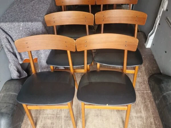 6 spisestole med rygstykke af teaktræ og sorte sæder