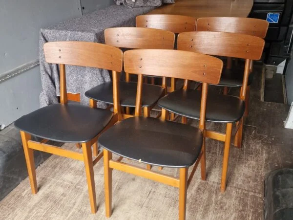 6 spisestole med rygstykke af teaktræ og sorte sæder