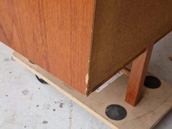 Skænk i teak med skydelåger og skuffer — billede 11