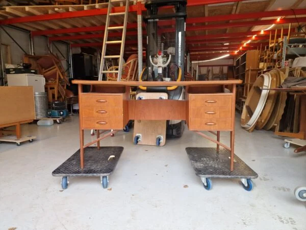 Svend Aage Madsen fritstående skrivebord i teak – Sigurd Hansens Møbelfabrik
