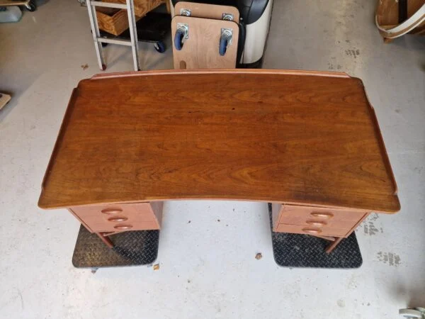 Svend Aage Madsen fritstående skrivebord i teak – Sigurd Hansens Møbelfabrik