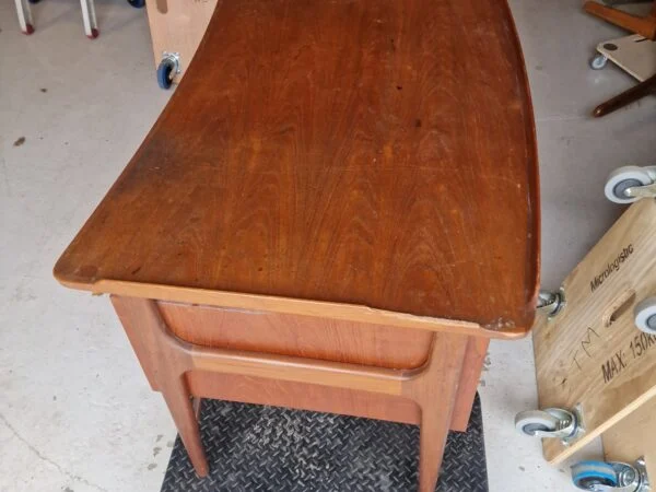 Svend Aage Madsen fritstående skrivebord i teak – Sigurd Hansens Møbelfabrik