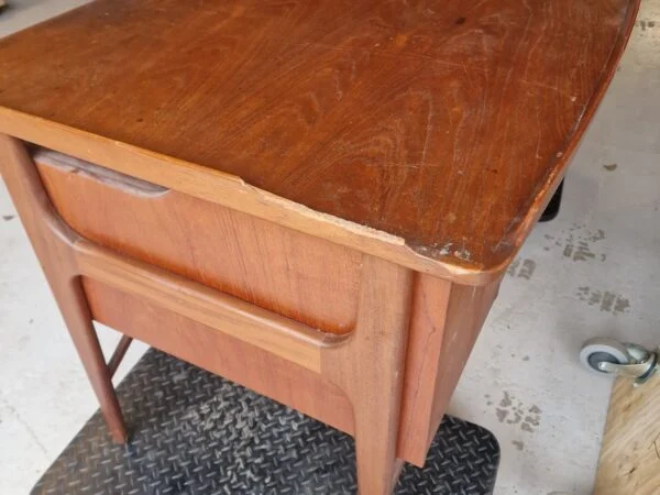 Svend Aage Madsen fritstående skrivebord i teak – Sigurd Hansens Møbelfabrik — billede 10