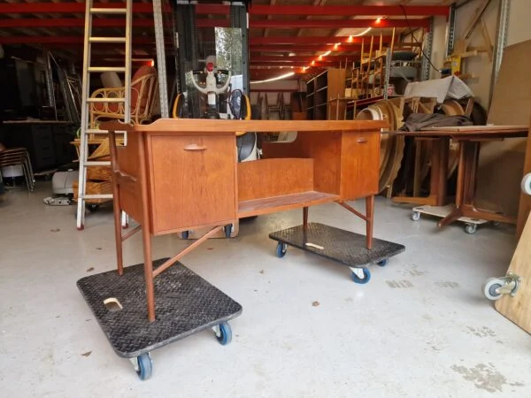 Svend Aage Madsen fritstående skrivebord i teak – Sigurd Hansens Møbelfabrik — billede 8