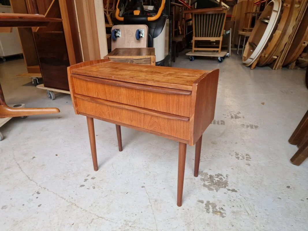 Entrekommode i teak