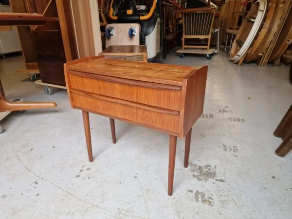 Entrekommode i teak