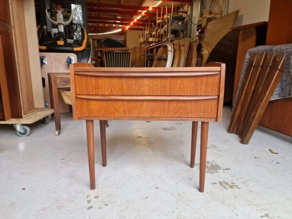 Entrekommode i teak
