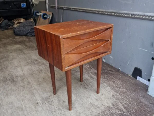 Smal NC kommode i lakeret teak