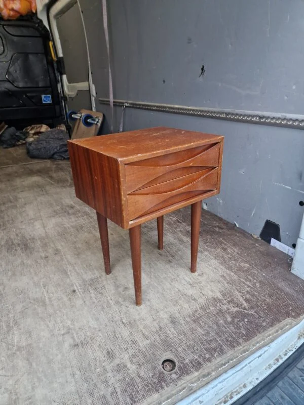 Smal NC kommode i lakeret teak