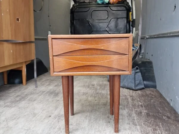 Smal NC kommode i lakeret teak