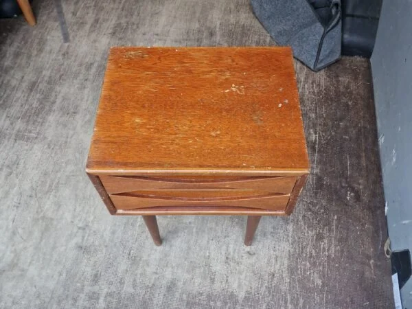 Smal NC kommode i lakeret teak