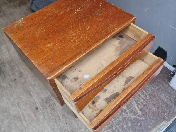 Smal NC kommode i lakeret teak