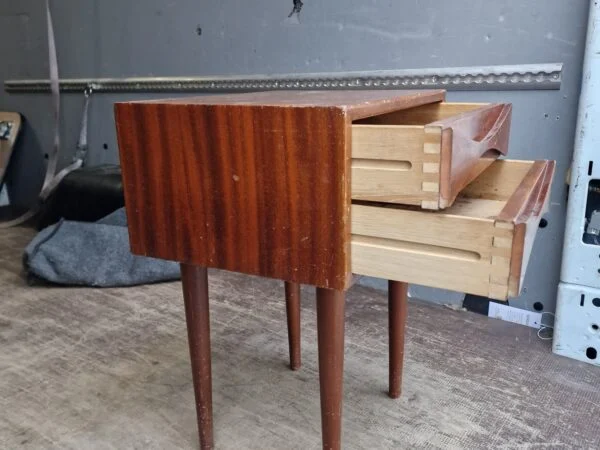 Smal NC kommode i lakeret teak