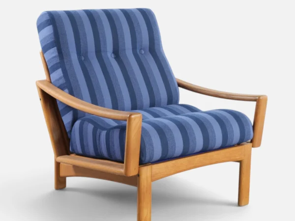 GRETE JALK. Lænestol med stel af massiv eg, løse hynder betrukket med knapsyet stribet uld fra Berghems Väveri. Udført hos Glostrup Møbelfabrik. Danmark, 1960-70’erne.