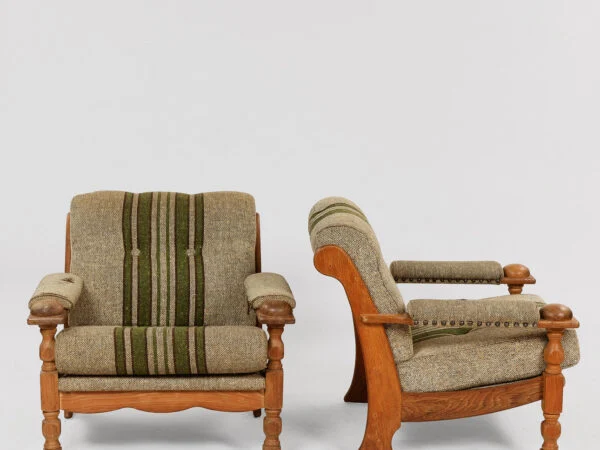 DANSK MØBELDESIGN. Et par lænestole i brutalistisk stil med stel af eg, betrukket med stribet uldstof, dansk møbelproducent, Danmark, 1960/70’erne, (2).