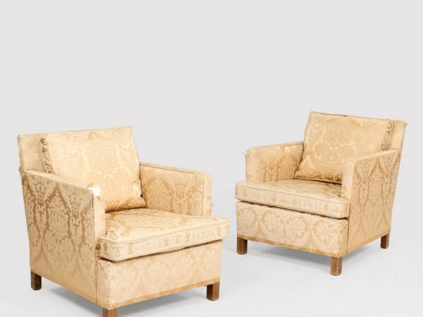 GEORG KOFOED. Par bergere betrukket med gyldent blomstret møbelstof, 1950-60’erne. (2).