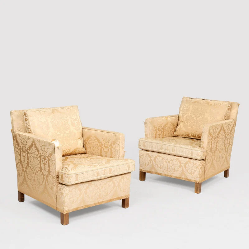 Georg Kofoed GEORG KOFOED. Par bergere betrukket med gyldent blomstret møbelstof, 1950-60’erne. (2).