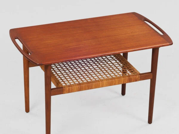 Sofabord af teak med magasinhylde af sjeneflet, 1950-60’erne, Danmark.