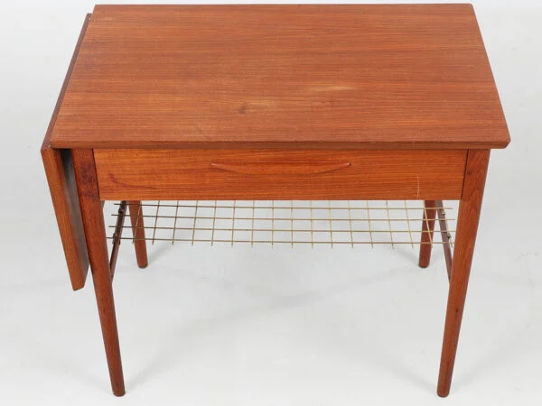 Dansk design. Sidebord / sybord af teak, 1950'erne.