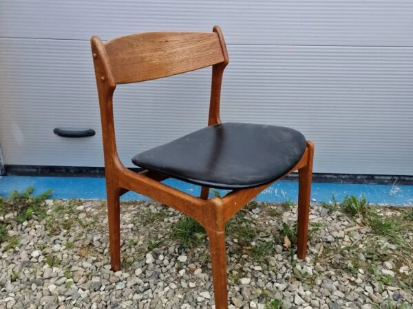 Én spisestol i massiv teak af Erik Buch