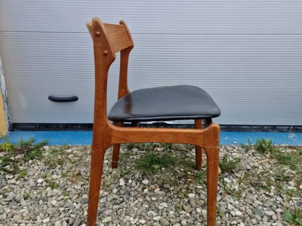 Én spisestol i massiv teak af Erik Buch