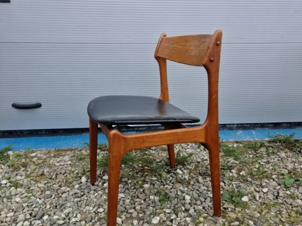 Én spisestol i massiv teak af Erik Buch