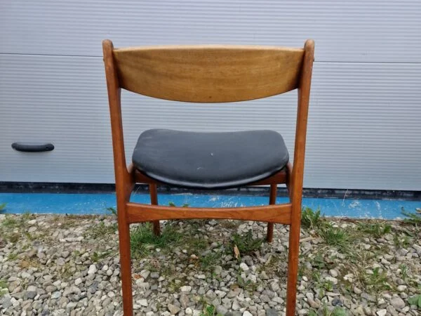 Én spisestol i massiv teak af Erik Buch