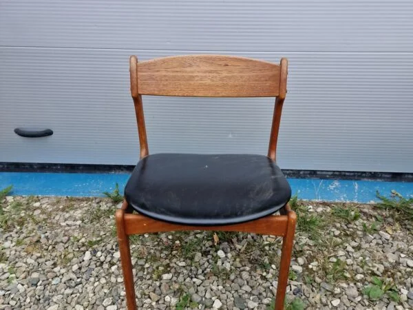 Én spisestol i massiv teak af Erik Buch
