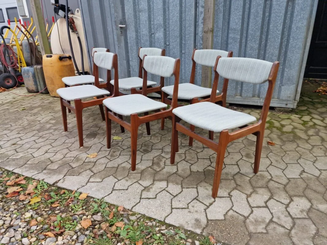 Seks spisestole i massiv teaktræ med blå polstring