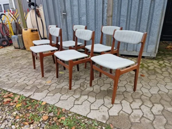 Seks spisestole i massiv teaktræ med blå polstring
