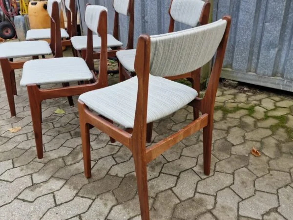 Seks spisestole i massiv teaktræ med blå polstring