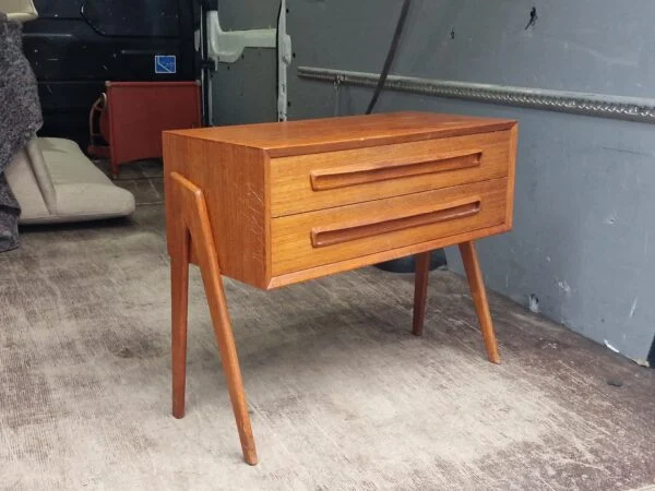 Kommode i teak på skrå ben, AP