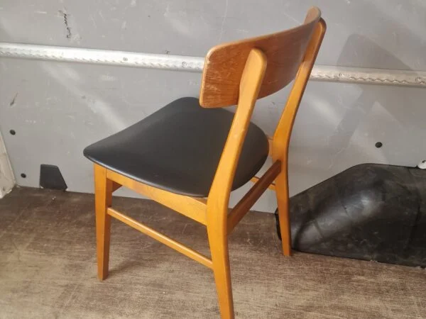 6 spisestole med rygstykke af teaktræ og sorte sæder