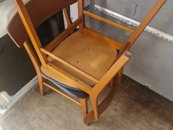 6 spisestole med rygstykke af teaktræ og sorte sæder