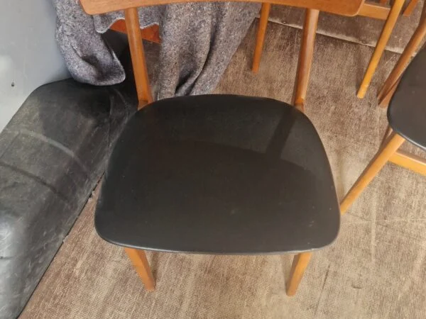 6 spisestole med rygstykke af teaktræ og sorte sæder