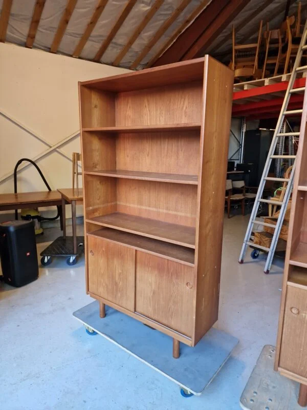 teaktræsreol med skydelåger #1